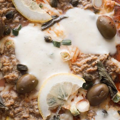 Large tuna oriental pizza