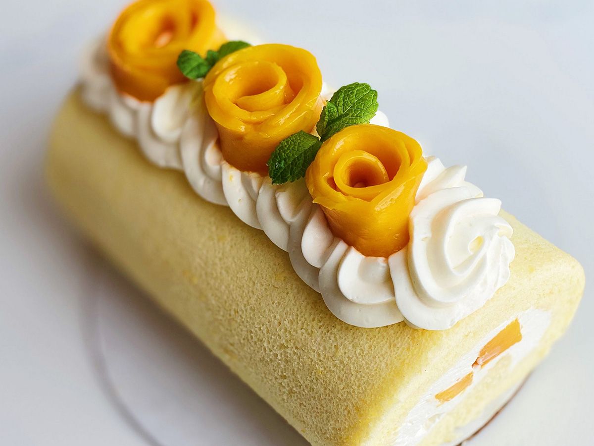 Mango roll gateau