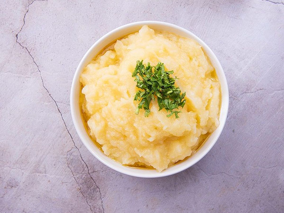 Plain mashed potatoes dish