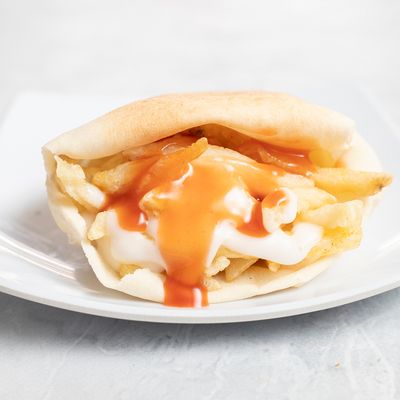ساندويتش بطاطس مع كاتشب ومايونيز