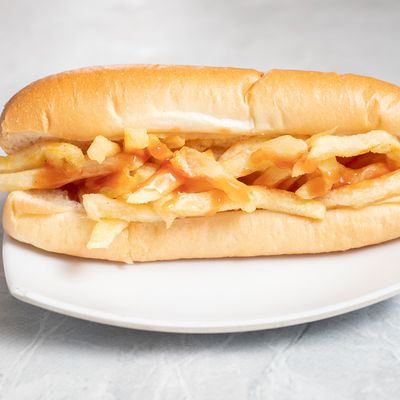 بطاطس مع كاتشب في ساندويتش فينو