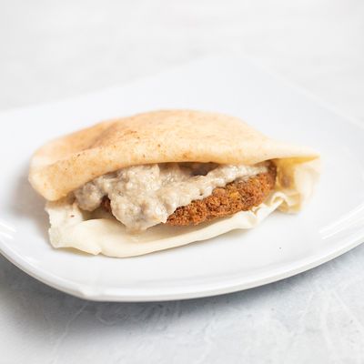 ساندويتش طعمية مع بابا غنوج
