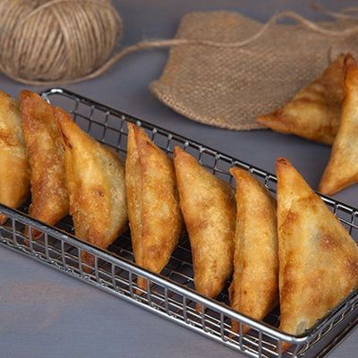 Mixed hot appetizer platter 8 Pieces