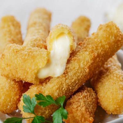 3 Golden Mozzarella Sticks