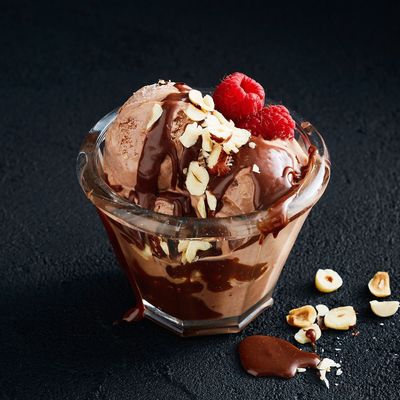كوب صنداي نوتيلا شوكولاتة مع صوص