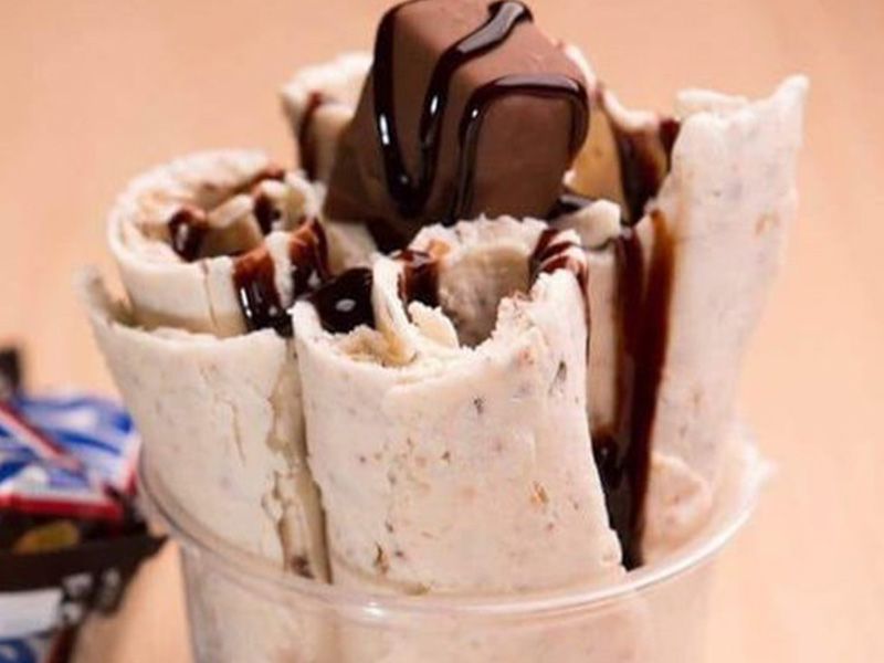Nutella Snickers ice cream roll