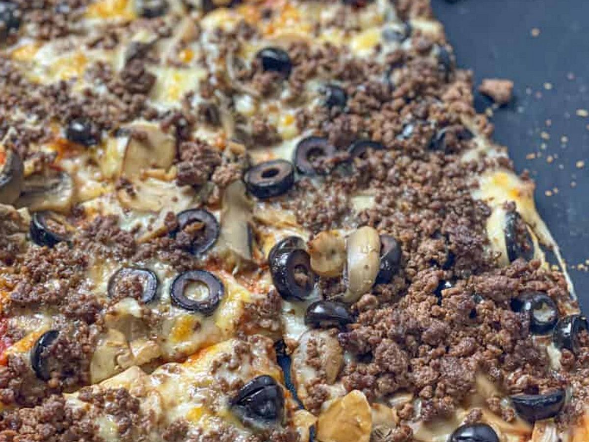 Oriental minced meat pizza