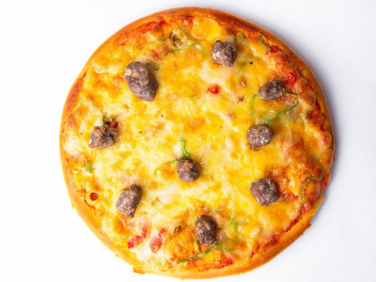 Oriental pizza with baladi sausage