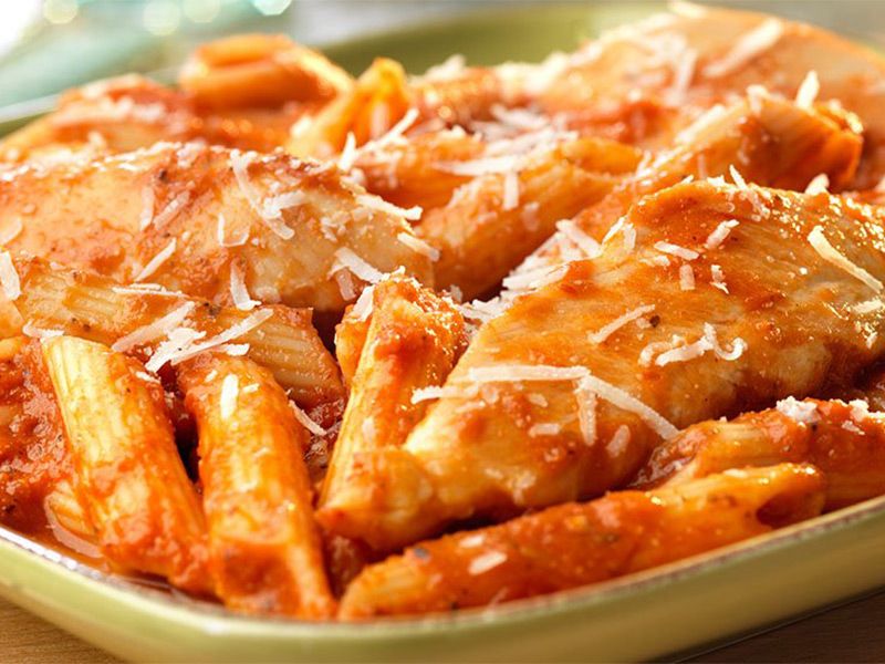 Pasta with Chicken and Red Sauce