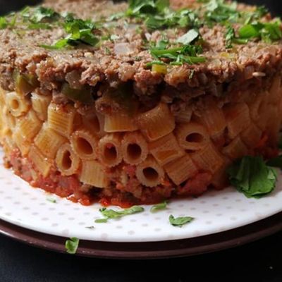 مكرونة مشكلة مع لحم بالفرن
