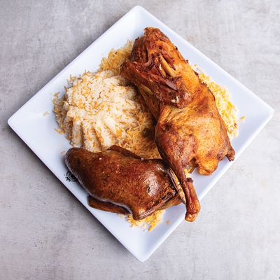 طبق حمام ونصف بطة