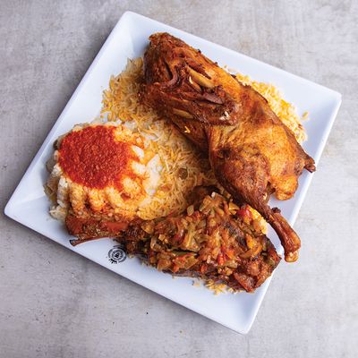 طبق الكبابجي الخاص: ساق خروف + نصف بطة + أرز + خضروات + محشي