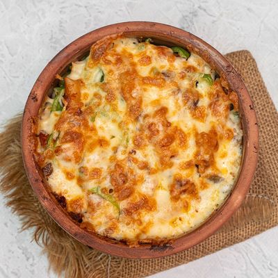 Macaroni tagine with meat and mozzarella cheese