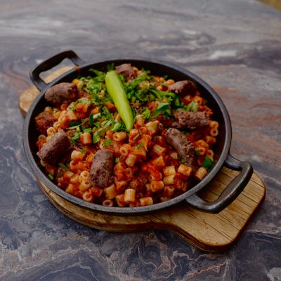 مكرونة بصلصة حمراء مع السجق البلدي