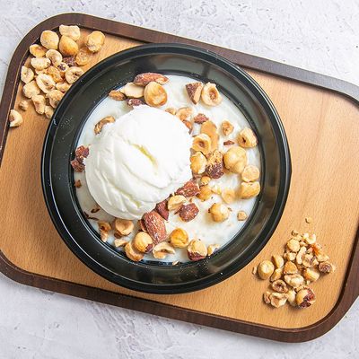 Rice pudding with qeshta and nuts