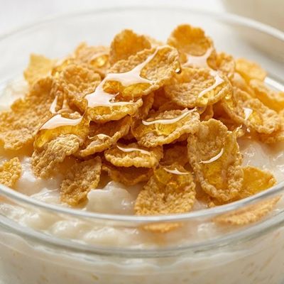أرز بالحليب مع كورن فليكس وعسل