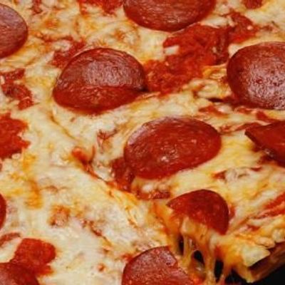 Salami pizza