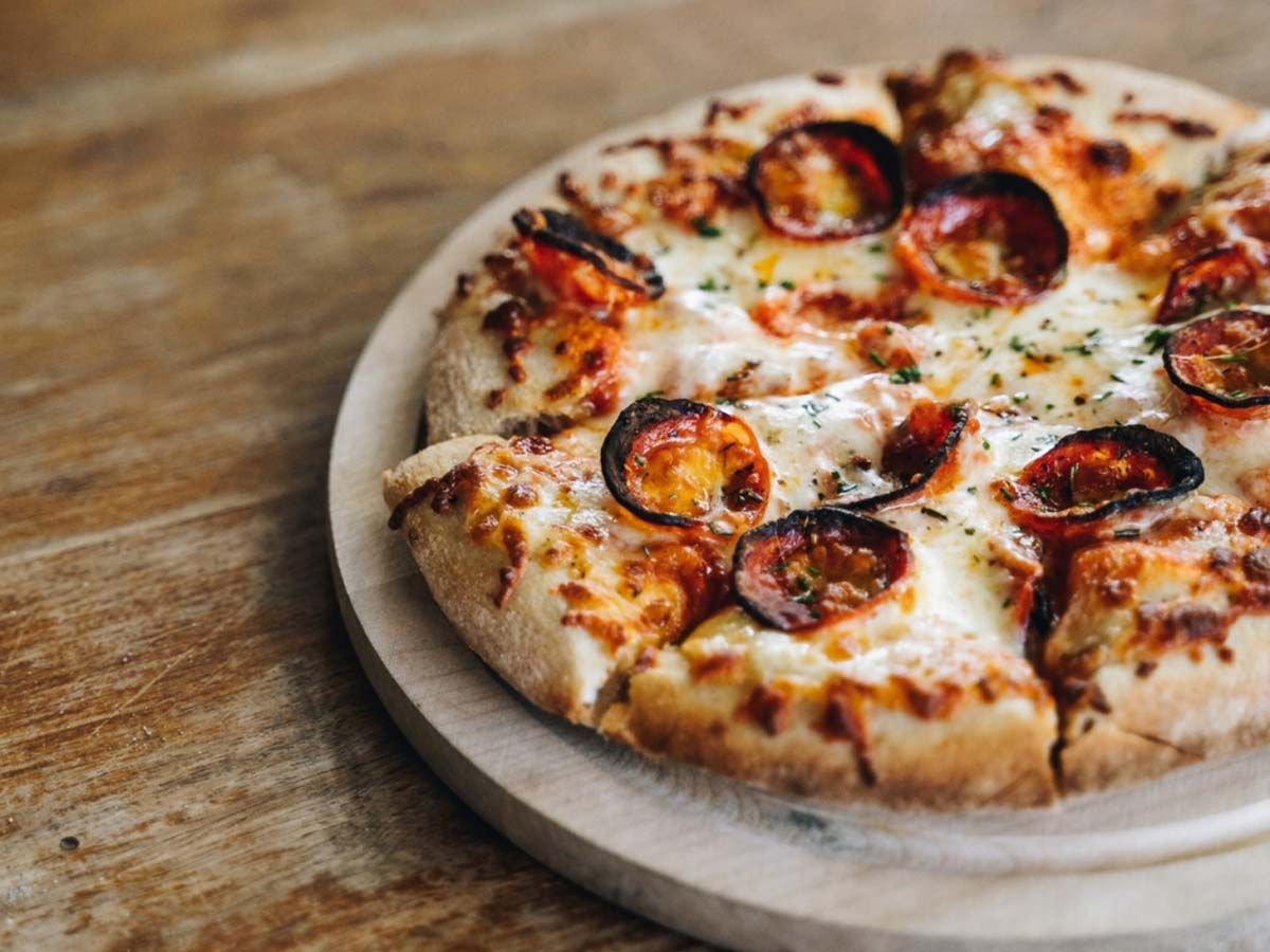 Salami pizza