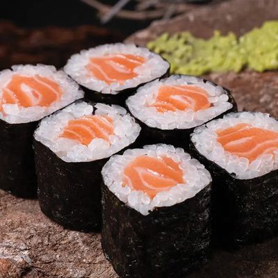 Salmon Maki Roll