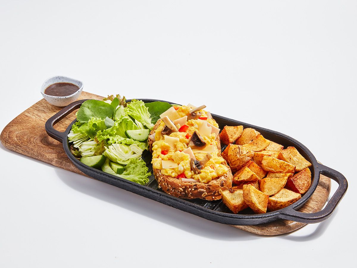 Scrambled Eggs With Mushrooms And Smoked Turkey