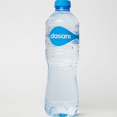 زجاجة صغيرة من ماء أروى