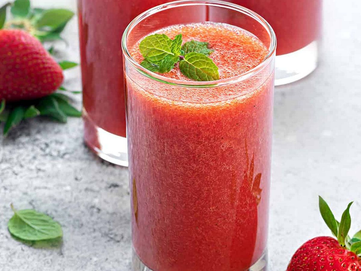 Strawberry Juice With Bun