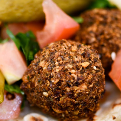 ساندويش طعمية مع بابا غنوج