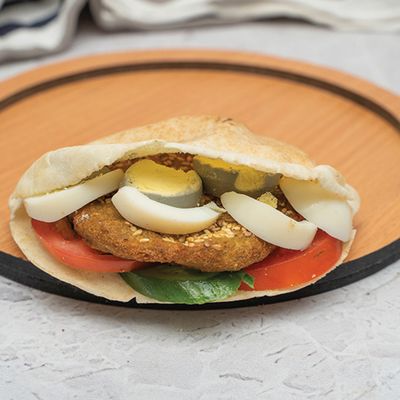 ساندويتش فلافل وبيض شامي