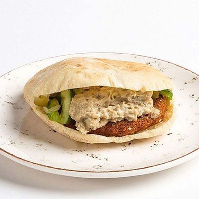 ساندويش طعمية محشوة ببابا غنوج