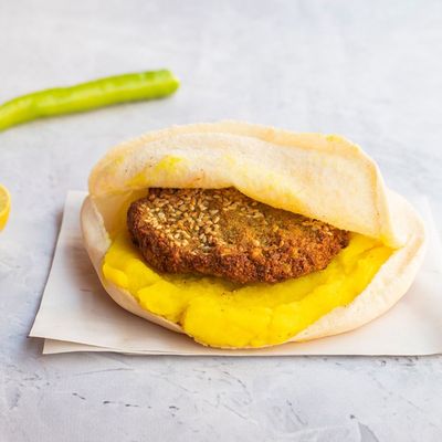 ساندويتش طعمية مع بطاطس مهروسة