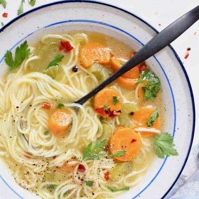شوربة نودلز بالخضار