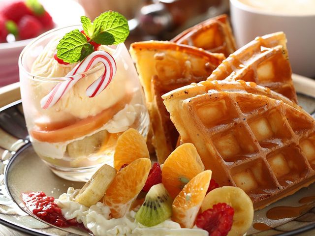 Qeshta With Fruits Waffle
