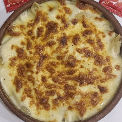 مكرونة بصلصة بيضاء وسجق