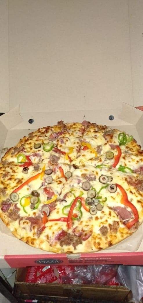 Tuna chunk pizza