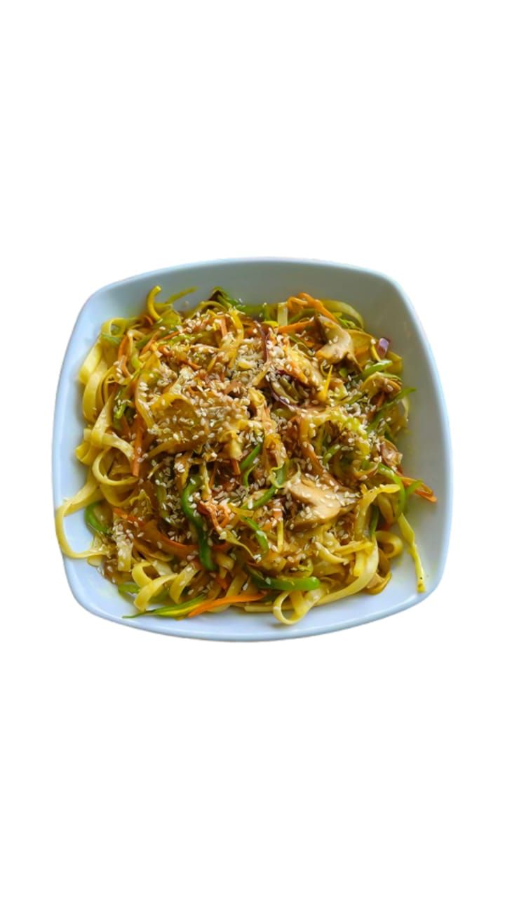 Fried noodles with vegetables and mushroom