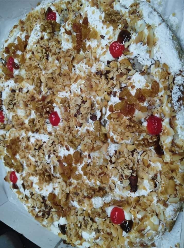 Qeshta, Honey, And Fruits Feteer