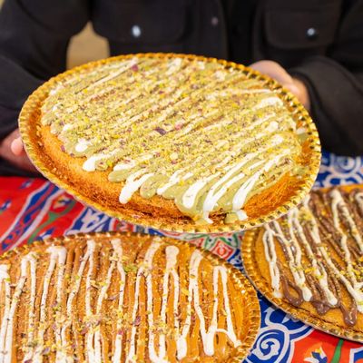 صينية كنافة بالفستق وصلصة الشوكولاتة