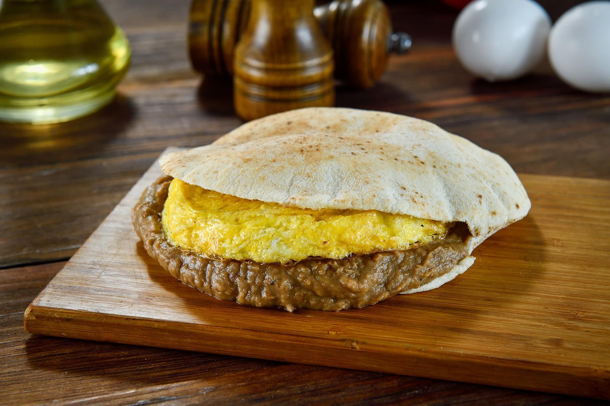 Foul sandwich with omelette