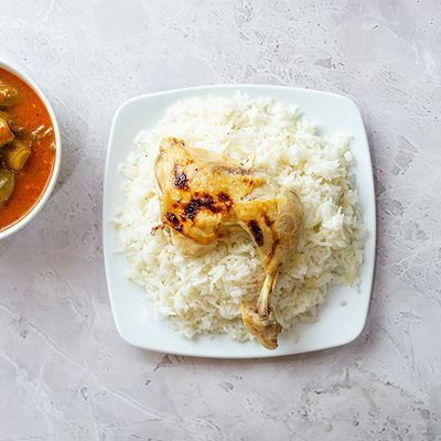 بامية مع ربع دجاجة فخذ