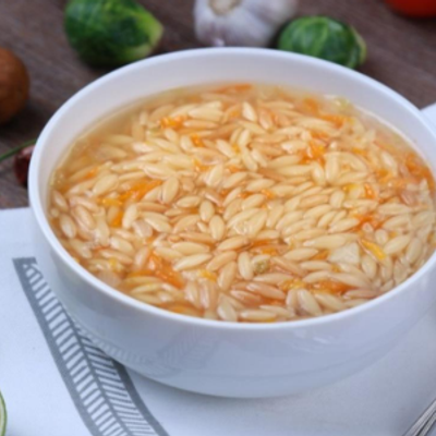 شوربة أورزو مع مرقة لحم