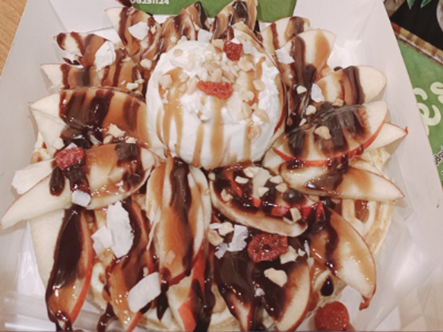Ice Cream With Fruits Waffle