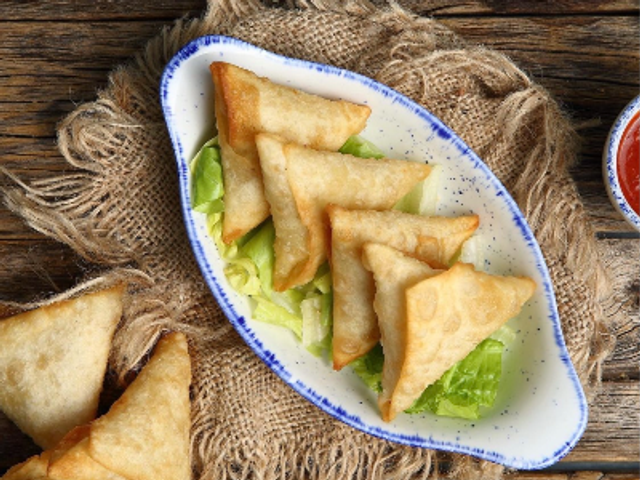 Cheese With Basil And Mint Samosa Platter