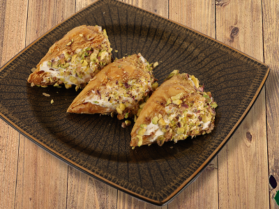 Warbat With Qeshta And Pistachio
