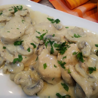 دجاج بيكاتا مع صلصة كريمة الفطر