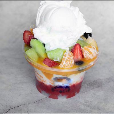 Fruit salad with ice cream