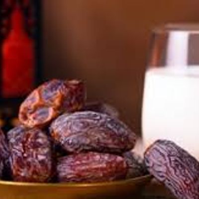 Dates with milk