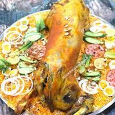 مندي لحم خروف مقطع قطعاً وليس كاملاً مع أرز على صينيتين