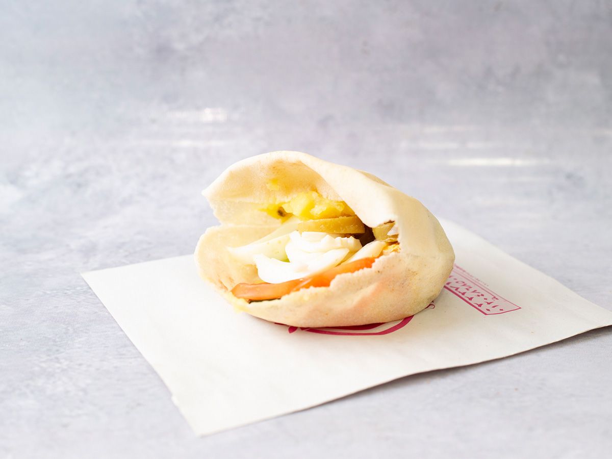 Mixes eggs sandwich