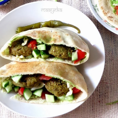 ساندويش طعمية مع باذنجان