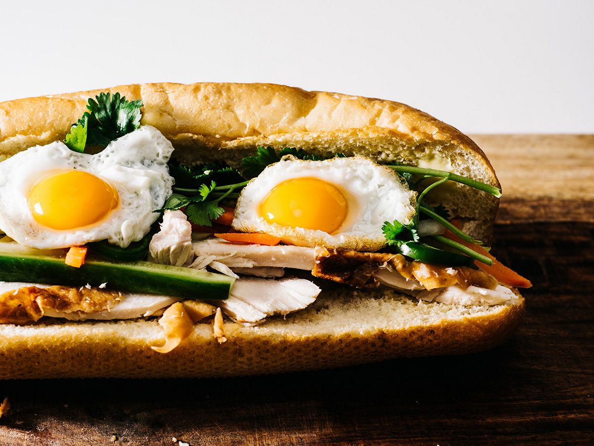 fried eggs with fingers sandwich